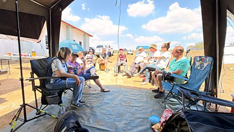 Die span geniet mekaar se geselskap by Pastoor en Abby se tent
