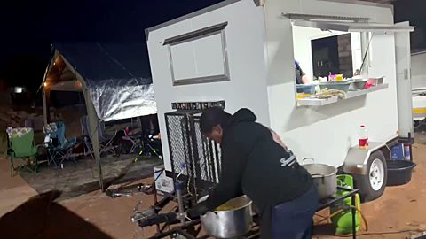 Die kombuis aan die werk, ná donker